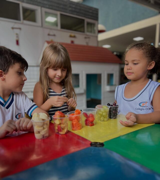 João, Isabela, Amora e espetinhos de fruta no recreio do pré hoje!
🍇🍌🍎🍊🍓